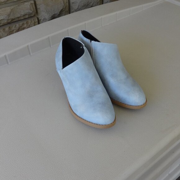 Blue Booties, women's 7 1/2, (38 euro) side zip, faux leather, no brand like new - Picture 1 of 10